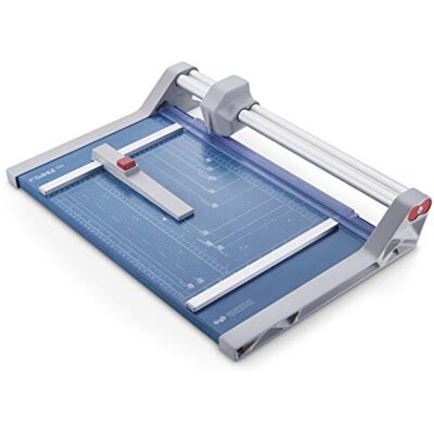 Dahle 550 Rollenschneider, bis DIN A4, 20 Blatt, blau Metalltisch 580×395 mm, doppelte Führungsstange, ergonomischer Messerkopf, vertikal aufstellbar Dahle 550 Rollenschneider, bis DIN A4, 20 Blatt, blau Metalltisch 580×395 mm, doppelte Führungsstange, ergonomischer Messerkopf, vertikal aufstellbar