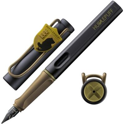 Lamy safari Harry Potter Hufflepuff™ Füller in Strichbreite M Füller mit Wappen des Hauses mit ergonomischen Griff – inkl. Tintenpatrone T10 blau – Rechtshänder Lamy safari Harry Potter Hufflepuff™ Füller in Strichbreite M Füller mit Wappen des Hauses mit ergonomischen Griff – inkl. Tintenpatrone T10 blau – Rechtshänder