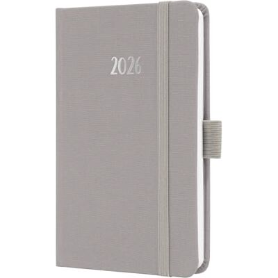 Sigel J6402 Wochenkalender 2026 A6 grau, Hardcover mit Textileinband, Gummiband, Stiftschlaufe, Einstecktasche, 174 Seiten, vegan, Buchkalender, Terminplaner Taschenkalender Jolie Sigel J6402 Wochenkalender 2026 A6 grau, Hardcover mit Textileinband, Gummiband, Stiftschlaufe, Einstecktasche, 174 Seiten, vegan, Buchkalender, Terminplaner Taschenkalender Jolie