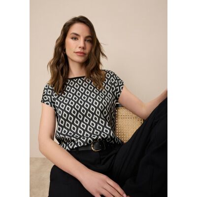 Shirtbluse TAMARIS "mit Allover-Print, aus angenehmer Viskosemischung", Damen, Gr. 34, schwarz-weiss (schwarz sand), Satin, Obermaterial: 95% Viskose, 5% Elasthan. Vorderteil: 100% Polyester, bedruckt, lässig geschnitten hüftbedeckend, Rundhals, Blusen Sh Shirtbluse TAMARIS "mit Allover-Print, aus angenehmer Viskosemischung", Damen, Gr. 34, schwarz-weiss (schwarz sand), Satin, Obermaterial: 95% Viskose, 5% Elasthan. Vorderteil: 100% Polyester, bedruckt, lässig geschnitten hüftbedeckend, Rundhals, Blusen Sh