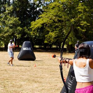 Spiele einen Mix zwischen Paintball und Bogenschiessen (für 2 Personen)