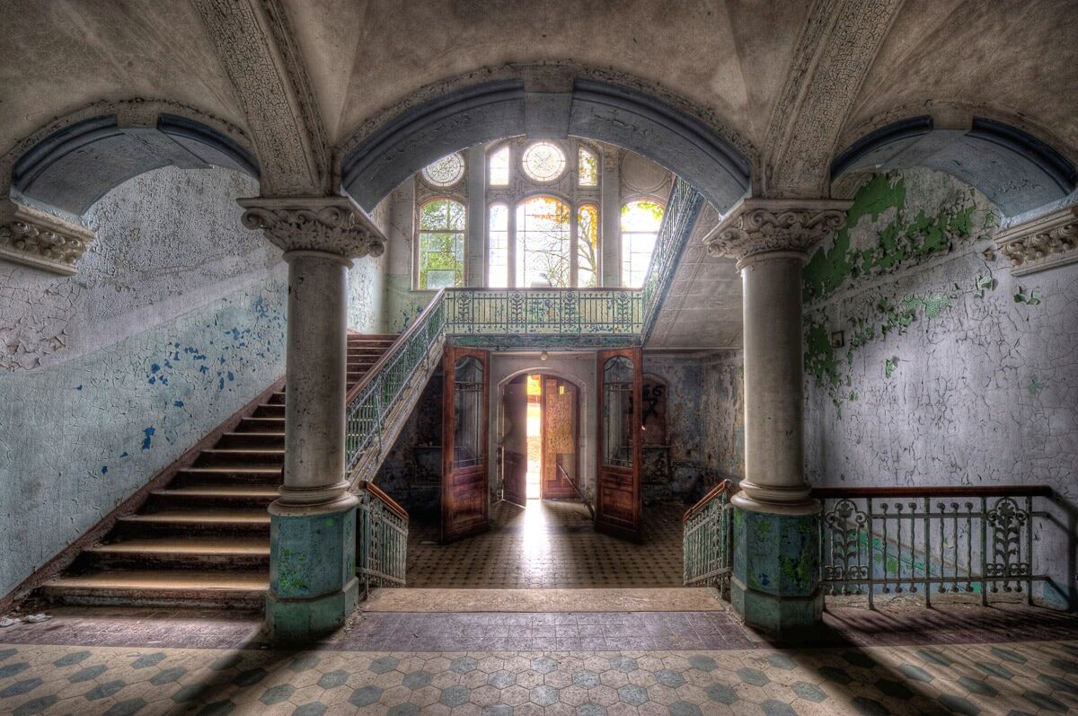 Papermoon Fototapete »Lost Space Beelitz«, Vliestapete, hochwertiger... bunt