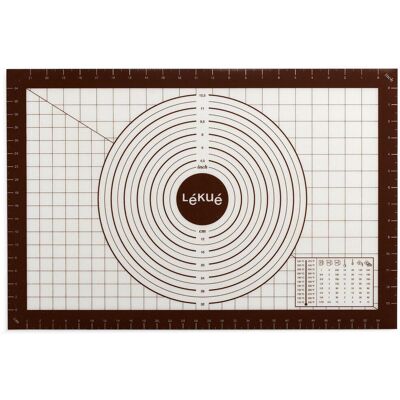 Lékué Non-stick pastry Silikonová podložka na válení těsta s tahákem, 60 × 40 cm, hnědá Lékué Non-stick pastry Silikonová podložka na válení těsta s tahákem, 60 × 40 cm, hnědá