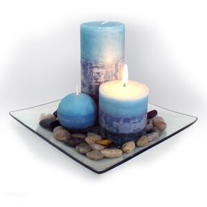 TORO Dárkový set 3 svíčky ,vůně borůvka, na skleněném podnosu s kameny.