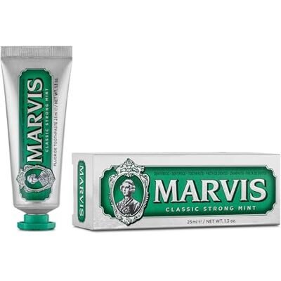 Marvis Classic Strong Mint zubní pasta, cestovní velikost, 25 ml Odstraňuje plak, vytváří zubní sklovinu, zabraňuje zubnímu kazu, dlouhodobě svěží dech, mátová příchuť, vyrobeno v Itálii Marvis Classic Strong Mint zubní pasta, cestovní velikost, 25 ml Odstraňuje plak, vytváří zubní sklovinu, zabraňuje zubnímu kazu, dlouhodobě svěží dech, mátová příchuť, vyrobeno v Itálii