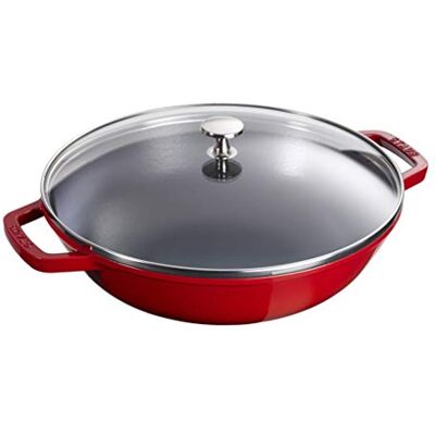 STAUB Wok z litiny se skleněnou poklicí, 30 cm, uvnitř smaltovaný, pro všechny typy sporáků a indukci, třešňově červená STAUB Wok z litiny se skleněnou poklicí, 30 cm, uvnitř smaltovaný, pro všechny typy sporáků a indukci, třešňově červená