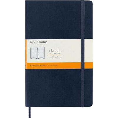 Moleskine Klasický poznámkový blok, linkovaný poznámkový blok, měkká vazba a elastický uzávěr, velký formát 13 x 21 cm, safírově modrá, 192 stran Moleskine Klasický poznámkový blok, linkovaný poznámkový blok, měkká vazba a elastický uzávěr, velký formát 13 x 21 cm, safírově modrá, 192 stran