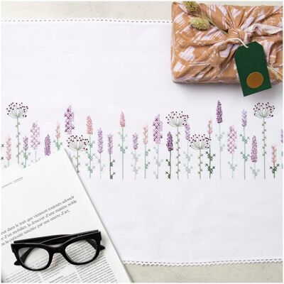 Rico Design Sada na vyšívání ubrusu 40x150cm s motivem levandulí - 1 sada Rico Design Sada na vyšívání ubrusu 40x150cm s motivem levandulí - 1 sada