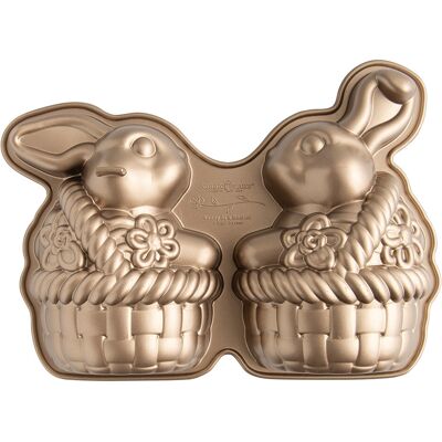 Nordic Ware Forma 3D velikonoční zajíc v košíku, karamelová, 2,4 l 96648 Nordic Ware Forma 3D velikonoční zajíc v košíku, karamelová, 2,4 l 96648