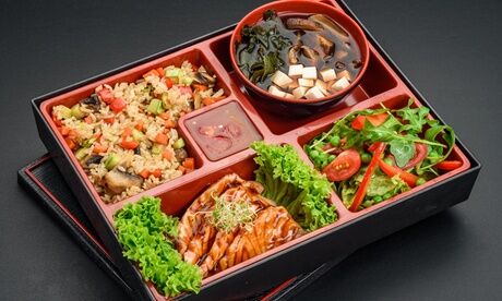 Masa Bento Lunchbox mit frischen japanischen Speisen zum Mitnehmen bei Masa (bis zu 22% sparen*) Masa Bento Lunchbox mit frischen japanischen Speisen zum Mitnehmen bei Masa (bis zu 22% sparen*)