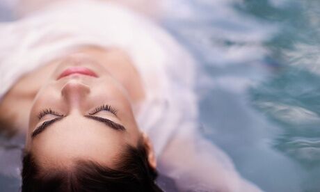 Hoaloha Lounge 60 Min. Floating, optional mit 60 Min. Massage, für 1 oder 2 Personen in der Hoaloha Lounge (bis zu 27% sparen*) Hoaloha Lounge 60 Min. Floating, optional mit 60 Min. Massage, für 1 oder 2 Personen in der Hoaloha Lounge (bis zu 27% sparen*)