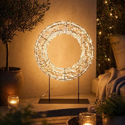 Pflanzen-Kölle LED Kranz auf Standfuß, 4000 warmweiße LEDs, ca. Ø 65 x H 85 cm Pflanzen-Kölle LED Kranz auf Standfuß, 4000 warmweiße LEDs, ca. Ø 65 x H 85 cm