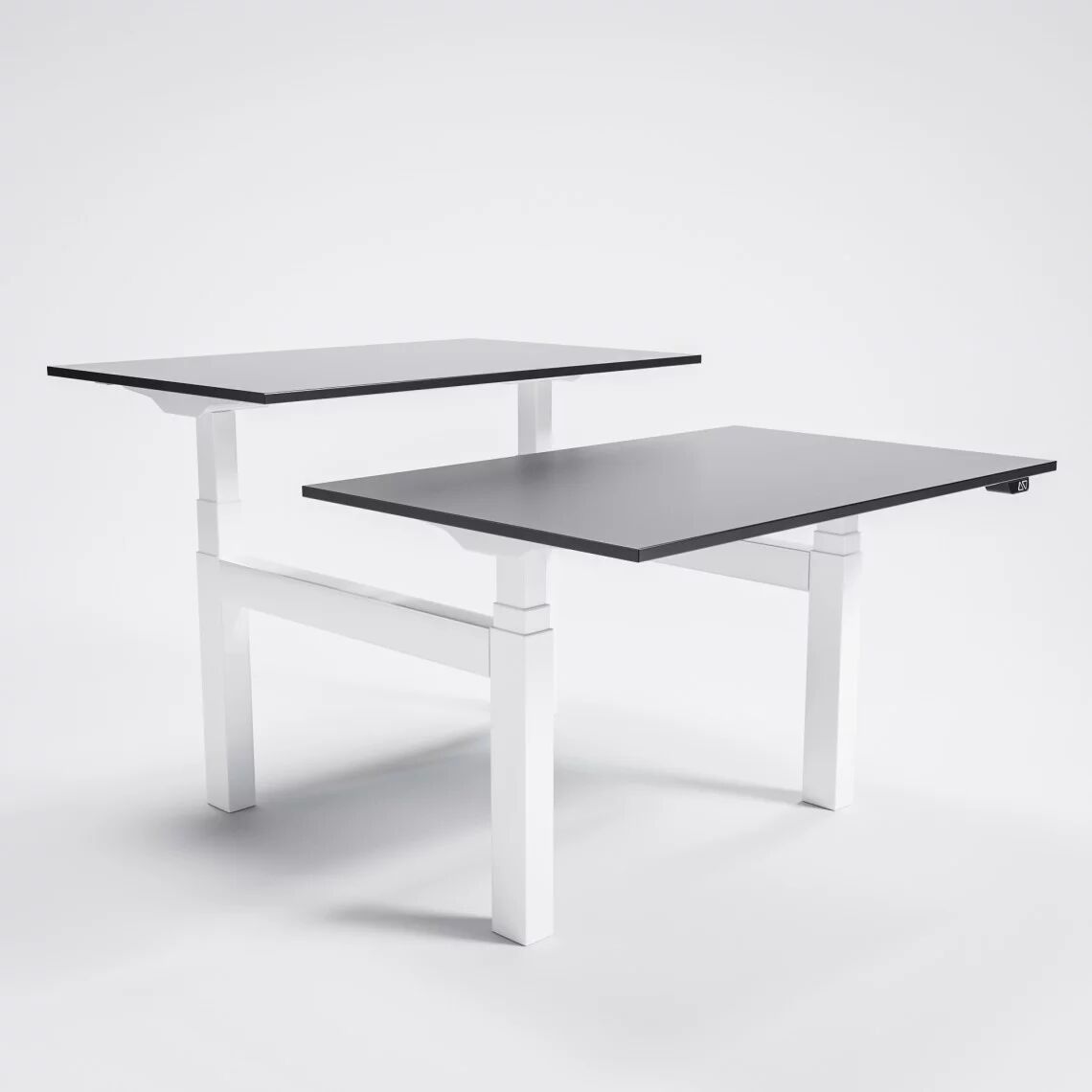 Brizley of Scandinavia Höhenverstellbarer Doppel-Schreibtisch AdjusTable Bench PRO6, Tischplatte Schwarz, Stativ Weiß, Größe 140x80 cm