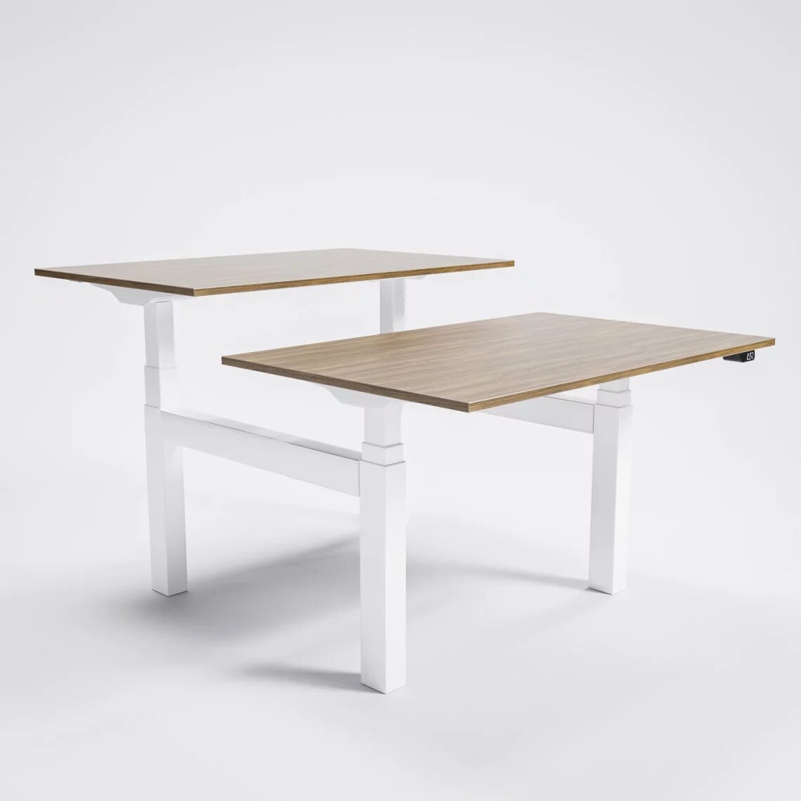 Brizley of Scandinavia Höhenverstellbarer Doppel-Schreibtisch AdjusTable Bench PRO6, Tischplatte Walnuss, Stativ Weiß, Größe 200x80 cm