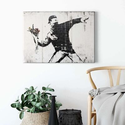 Bricoflor Street Art Kunstdruck Auf Leinwand Modernes Wandbild In Schwarz Weiß Im Industrial Style Mann Wirft Blumen Bild Für Jugend Und Wohnzimmer Bricoflor Street Art Kunstdruck Auf Leinwand Modernes Wandbild In Schwarz Weiß Im Industrial Style Mann Wirft Blumen Bild Für Jugend Und Wohnzimmer