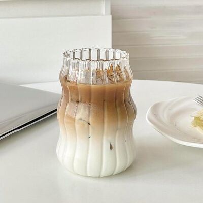 OEM Retro-glasbecher Mit Rillenmuster 550 Ml Stilvoller Glasbecher Mit Rillenmuster Kaffeetasse Aus Geriffeltem Glas Hübscher Glasbecher Geeignet Für OEM Retro-glasbecher Mit Rillenmuster 550 Ml Stilvoller Glasbecher Mit Rillenmuster Kaffeetasse Aus Geriffeltem Glas Hübscher Glasbecher Geeignet Für