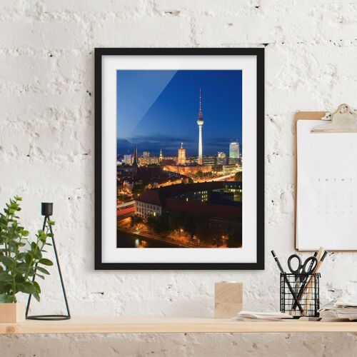 Micasia - Bild mit Rahmen - Fernsehturm bei Nacht Größe HxB: 40cm x 30cm, Rahmen: Schwarz