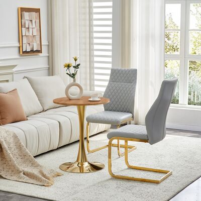 KELLANY Tisch- Und Stuhlset. Runder 60 Cm Tisch Aus Mdf Mit Holzmaserung, Goldfarbenem Stützfuß, Kombiniert Mit 2 Hellgrauen Esszimmerstühlen Mit Rautenmuster-design Und Goldfarbenem Metallgestell. KELLANY Tisch- Und Stuhlset. Runder 60 Cm Tisch Aus Mdf Mit Holzmaserung, Goldfarbenem Stützfuß, Kombiniert Mit 2 Hellgrauen Esszimmerstühlen Mit Rautenmuster-design Und Goldfarbenem Metallgestell.
