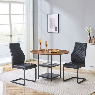 KELLANY Tisch- Und Stuhlset: 107 Cm Runder Esstisch Mit Doppelter Stauraum-ebene + 2 Schwarzem Esszimmerstühle Mit Rautenmuster, Gefertigt Aus Mdf (mitteldichtefaserplatte) + Metall Im Industriestil. KELLANY Tisch- Und Stuhlset: 107 Cm Runder Esstisch Mit Doppelter Stauraum-ebene + 2 Schwarzem Esszimmerstühle Mit Rautenmuster, Gefertigt Aus Mdf (mitteldichtefaserplatte) + Metall Im Industriestil.