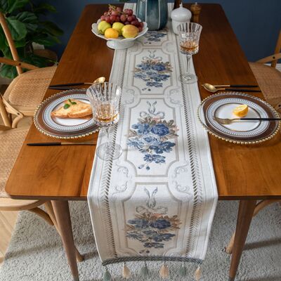 JUTE Hochwertiger Tischläufer Im Europäischen Stil Mit Blumenmuster Und Chenille-quasten, Ideal Für Den Wohnbereich, Weiß Mit Langen Quasten, 32 X 180 Cm. JUTE Hochwertiger Tischläufer Im Europäischen Stil Mit Blumenmuster Und Chenille-quasten, Ideal Für Den Wohnbereich, Weiß Mit Langen Quasten, 32 X 180 Cm.