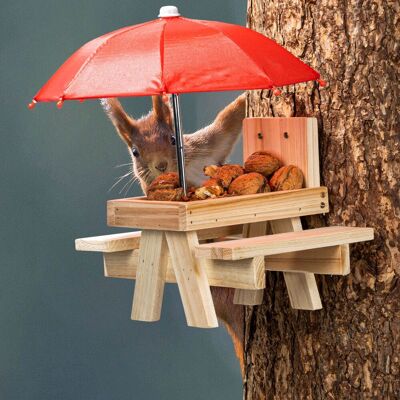 SPETEBO Eichhörnchen Futterstation Picknick Mit Schirm - 21 X 18 Cm - Futterhaus Aus Holz Zum Hängen SPETEBO Eichhörnchen Futterstation Picknick Mit Schirm - 21 X 18 Cm - Futterhaus Aus Holz Zum Hängen