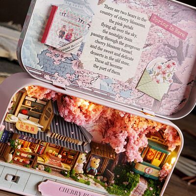 JUTE Miniatur-metallbox Zum Selbstaufbau, New Box Theater, Dreamland Trilogy, Q-007 Königreich Der Kirschblüten JUTE Miniatur-metallbox Zum Selbstaufbau, New Box Theater, Dreamland Trilogy, Q-007 Königreich Der Kirschblüten