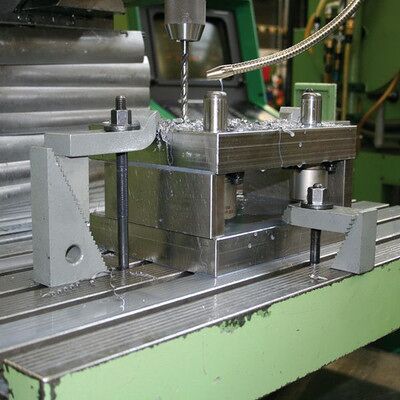 AMF Modell 0 Regalhalter - Vertikal & Horizontal Befestigung AMF Modell 0 Regalhalter - Vertikal & Horizontal Befestigung