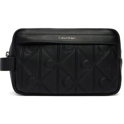 Calvin Klein Kosmetiktasche Xl Emblem Aop Embo?Ss Dopp Kit LV04D1179G Schwarz NOSIZE male Calvin Klein Kosmetiktasche Xl Emblem Aop Embo?Ss Dopp Kit LV04D1179G Schwarz NOSIZE male