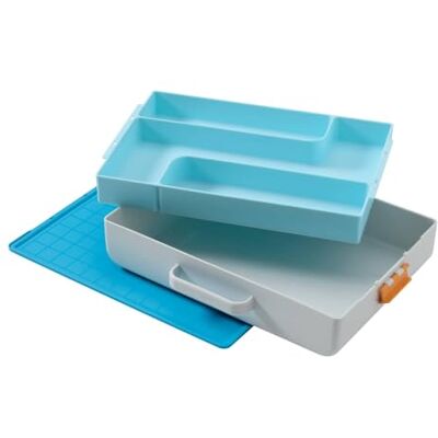 Fiskars Kreativ-Toolbox für Kinder ab 5 Jahren, Mobile Bastelwerkstatt für kleine Künstler*innen, Aufbewahrungsbox mit Arbeitsfläche, 38,7 x 27,9 cm, Blau/Silber/Orange, 1082502 Fiskars Kreativ-Toolbox für Kinder ab 5 Jahren, Mobile Bastelwerkstatt für kleine Künstler*innen, Aufbewahrungsbox mit Arbeitsfläche, 38,7 x 27,9 cm, Blau/Silber/Orange, 1082502