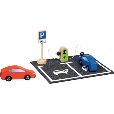 goki 55842 E-Ladestation PowerLoad, mit 2 Fahrzeugen, 3-teilig Holzspielset mit 2 Elektroautos und magnetischen Ladekabeln – E-Ladestation mit Filz-Parkfläche für kreatives Autospiel goki 55842 E-Ladestation PowerLoad, mit 2 Fahrzeugen, 3-teilig Holzspielset mit 2 Elektroautos und magnetischen Ladekabeln – E-Ladestation mit Filz-Parkfläche für kreatives Autospiel