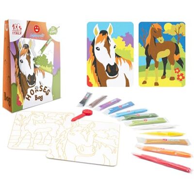 Sabbiarelli – Bag Horses Mini-Sand-Art-Set: Pferde Enthält Klebemotive, Farbsand und Abziehwerkzeug 100% Made in Italy Kreativer Bastelspaß Kinder 5-12 Jahre Sabbiarelli – Bag Horses Mini-Sand-Art-Set: Pferde Enthält Klebemotive, Farbsand und Abziehwerkzeug 100% Made in Italy Kreativer Bastelspaß Kinder 5-12 Jahre