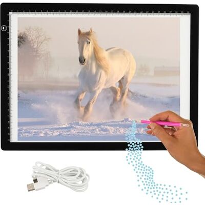 Crafts&Co ® Leuchttisch A4 Kabellos, mit Ständer Dimmbarer Leuchtplatte A4 Lightpad, Diamond Painting Zubehör Zeichenplatte mit USB Lightpad 470x345 Zeichenbrett, Leuchtkasten, Leuchttafel Crafts&Co ® Leuchttisch A4 Kabellos, mit Ständer Dimmbarer Leuchtplatte A4 Lightpad, Diamond Painting Zubehör Zeichenplatte mit USB Lightpad 470x345 Zeichenbrett, Leuchtkasten, Leuchttafel