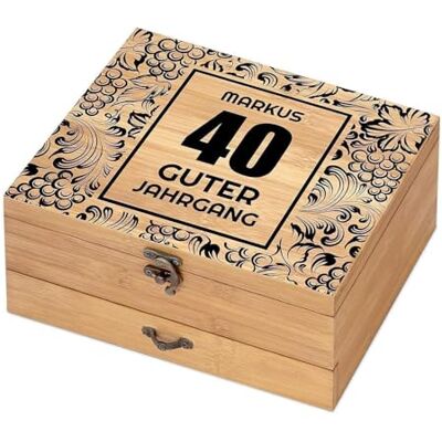 Maverton 8er Weinöffner-Set personalisiert, Bambus Weinset Sommelier Set Personalisiert Weinset Sommelier Set, Geschenkbox Holzbox + 8er Weinzubehörset, Geschenk zum Geburtstag für Männer Maverton 8er Weinöffner-Set personalisiert, Bambus Weinset Sommelier Set Personalisiert Weinset Sommelier Set, Geschenkbox Holzbox + 8er Weinzubehörset, Geschenk zum Geburtstag für Männer