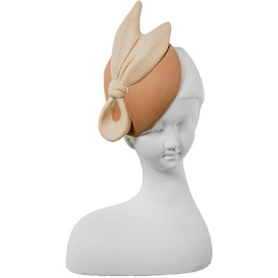 DRW Figur eines Mädchens mit Keramikschleife in Weiß und Creme, 19 x 14 x 34 cm DRW Figur eines Mädchens mit Keramikschleife in Weiß und Creme, 19 x 14 x 34 cm