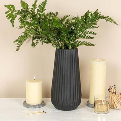 Bloomingville Runde Steinzeug-Vase mit Faltendesign und geprägten Linien, Matt Schwarz Bloomingville Runde Steinzeug-Vase mit Faltendesign und geprägten Linien, Matt Schwarz