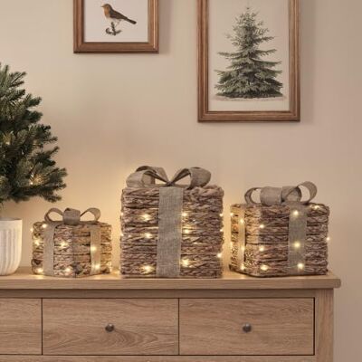 Lights4fun 3er-Set Jute-Geschenkboxen mit Mikro-LEDs, 90 LEDs Drei Beleuchtete Jute-Geschenkpakete mit 90 Mikro-LEDs — festliche Weihnachtsdekoration Lights4fun 3er-Set Jute-Geschenkboxen mit Mikro-LEDs, 90 LEDs Drei Beleuchtete Jute-Geschenkpakete mit 90 Mikro-LEDs — festliche Weihnachtsdekoration