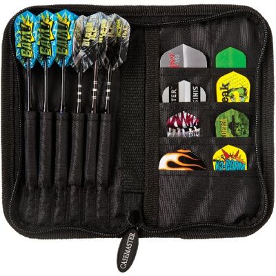 Casemaster Deluxe-Nylon-Darttasche für Stahl- und Soft-Dartpfeile, hält 6 Dartpfeile und verfügt über 8 Taschen für Zubehör wie Flights, Schäfte und Spitzen Casemaster Deluxe-Nylon-Darttasche für Stahl- und Soft-Dartpfeile, hält 6 Dartpfeile und verfügt über 8 Taschen für Zubehör wie Flights, Schäfte und Spitzen