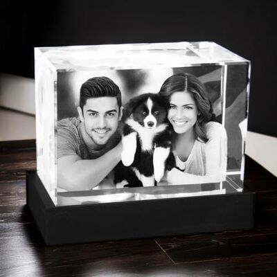 contento 3D Glas Laser Foto von Deinem Bild Glasfoto 3D Foto personalisiertes Geschenk (Glasblock, L Querformat (100x70x60mm) inkl. Sockel bis 4 Personen/Tiere contento 3D Glas Laser Foto von Deinem Bild Glasfoto 3D Foto personalisiertes Geschenk (Glasblock, L Querformat (100x70x60mm) inkl. Sockel bis 4 Personen/Tiere