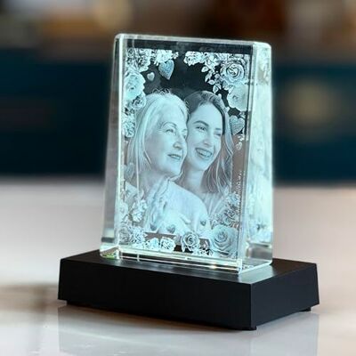 contento Glasfoto personalisiert mit Foto & Rosenrahmen 2D Foto in Glas gelasert, Kristallfoto mit LED Leuchtsockel, edles Geschenk für Mama, Oma, Hochzeit, Erinnerung Maße, 10,5 x 8 x 3 cm contento Glasfoto personalisiert mit Foto & Rosenrahmen 2D Foto in Glas gelasert, Kristallfoto mit LED Leuchtsockel, edles Geschenk für Mama, Oma, Hochzeit, Erinnerung Maße, 10,5 x 8 x 3 cm