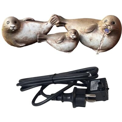 Storm Maritimes Wasserspeier Robben Set – 3er Set Robbenfamilie aus Keramik inkl. Pumpe – Dekofiguren für Miniteich, Balkon und Garten – Energieeffiziente Teichdeko mit 1,8m Kabel Storm Maritimes Wasserspeier Robben Set – 3er Set Robbenfamilie aus Keramik inkl. Pumpe – Dekofiguren für Miniteich, Balkon und Garten – Energieeffiziente Teichdeko mit 1,8m Kabel