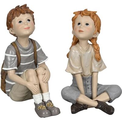Storm 2er Set Dekofiguren Kinder sitzend Junge & Mädchen Liebevolle Innendeko für Regal, Fensterbank & Vitrine Nostalgische Geschwister Figuren aus Polyresin Höhe bis 25cm Storm 2er Set Dekofiguren Kinder sitzend Junge & Mädchen Liebevolle Innendeko für Regal, Fensterbank & Vitrine Nostalgische Geschwister Figuren aus Polyresin Höhe bis 25cm