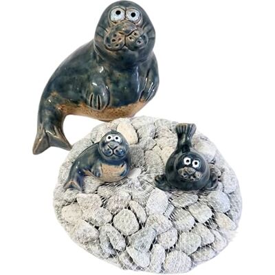Storm Maritime Deko Seehund Keramik Robbe in Blau Grau mit 2 Robbenbabys Tierfigur für Garten, Teichdeko Badezimmer mit Zierkiesel 7-20mm Grau Storm Maritime Deko Seehund Keramik Robbe in Blau Grau mit 2 Robbenbabys Tierfigur für Garten, Teichdeko Badezimmer mit Zierkiesel 7-20mm Grau