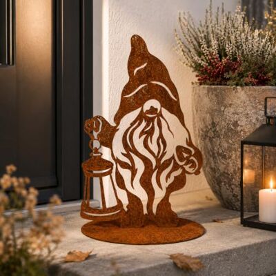 Terma Stahldesign Rost Gartenwichtel mit Laterne 40 cm – Gartenzwerg aus Metall Edelrost, Deko Wichtel für Garten, Terrasse & Hauseingang, wetterfeste Metallfigur, Made in Germany Terma Stahldesign Rost Gartenwichtel mit Laterne 40 cm – Gartenzwerg aus Metall Edelrost, Deko Wichtel für Garten, Terrasse & Hauseingang, wetterfeste Metallfigur, Made in Germany