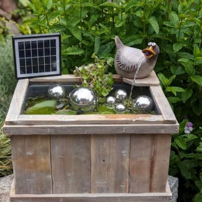 Storm Holzkiste mit Wasserspeier Ente, Kugeln + Solar Holzkiste 42x32cm mit wasserdichtem Kunststoffeinsatz und Solar-Wasserpumpe Balkonteich Mini-Teichbecken Storm Holzkiste mit Wasserspeier Ente, Kugeln + Solar Holzkiste 42x32cm mit wasserdichtem Kunststoffeinsatz und Solar-Wasserpumpe Balkonteich Mini-Teichbecken