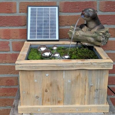 Storm Miniteich Komplettset mit Wasserspeier Otter Solarpumpe Akku Holzkiste 5 Schwimmkugeln Silber, 6,5W Solarpanel Balkondeko Gartendeko Wasserspiel draußen Storm Miniteich Komplettset mit Wasserspeier Otter Solarpumpe Akku Holzkiste 5 Schwimmkugeln Silber, 6,5W Solarpanel Balkondeko Gartendeko Wasserspiel draußen