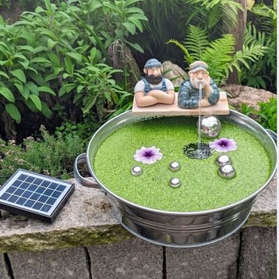 Storm Solar Miniteich Komplett-Set mit Zinkwanne – Wasserspeier Seemann Matrosen Figuren Duo aus Keramik, Solarpumpe, 6 Silberne Schwimmkugeln und saisonale Schwimmlinsen Storm Solar Miniteich Komplett-Set mit Zinkwanne – Wasserspeier Seemann Matrosen Figuren Duo aus Keramik, Solarpumpe, 6 Silberne Schwimmkugeln und saisonale Schwimmlinsen