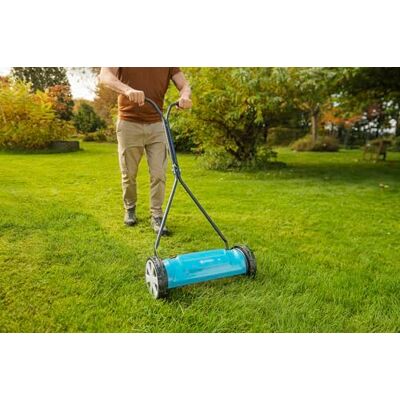Gardena Classic Spindelmäher 400: Handrasenmäher mit 40cm Arbeitsbreite für bis zu 200 m² Rasenfläche, Messerwalze aus Qualitätsstahl, berührungslose Schneidetechnik, geräuscharm und präzise (4018-88) Gardena Classic Spindelmäher 400: Handrasenmäher mit 40cm Arbeitsbreite für bis zu 200 m² Rasenfläche, Messerwalze aus Qualitätsstahl, berührungslose Schneidetechnik, geräuscharm und präzise (4018-88)