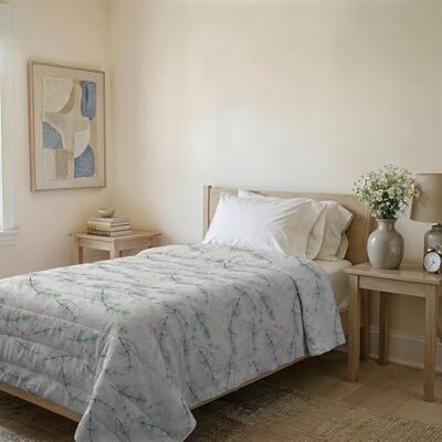 Italian Bed Linen Leichte Steppdecke & Übergangsdecke Karma 160x240 cm Bügelfreie Mikrofaser Tagesdecke 100g für Einzelbett Sommer & Frühling Decke Bouquet Blu Italian Bed Linen Leichte Steppdecke & Übergangsdecke Karma 160x240 cm Bügelfreie Mikrofaser Tagesdecke 100g für Einzelbett Sommer & Frühling Decke Bouquet Blu