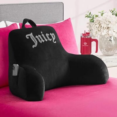 Juicy Couture Velours-Rückenlehnenkissen mit Strass-Logo – 76,2 x 43,2 cm, schwarzes stützendes Bettkissen zum Lesen, Spielen oder Entspannen Juicy Couture Velours-Rückenlehnenkissen mit Strass-Logo – 76,2 x 43,2 cm, schwarzes stützendes Bettkissen zum Lesen, Spielen oder Entspannen