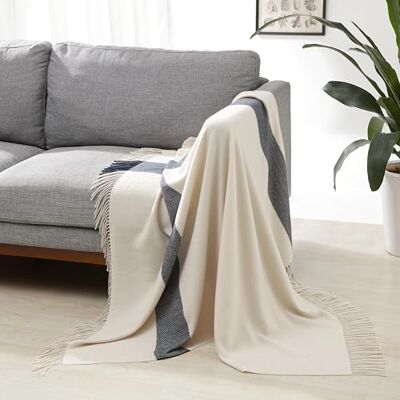Amazon Überwurfdecke, Kuscheldecke aus Leichtem, Recyceltem Polyester, Sofadecke als Raumdekor, 127,0cm x 152,0cm, Elfenbeinweiß mit Blauem Karomuster Amazon Überwurfdecke, Kuscheldecke aus Leichtem, Recyceltem Polyester, Sofadecke als Raumdekor, 127,0cm x 152,0cm, Elfenbeinweiß mit Blauem Karomuster